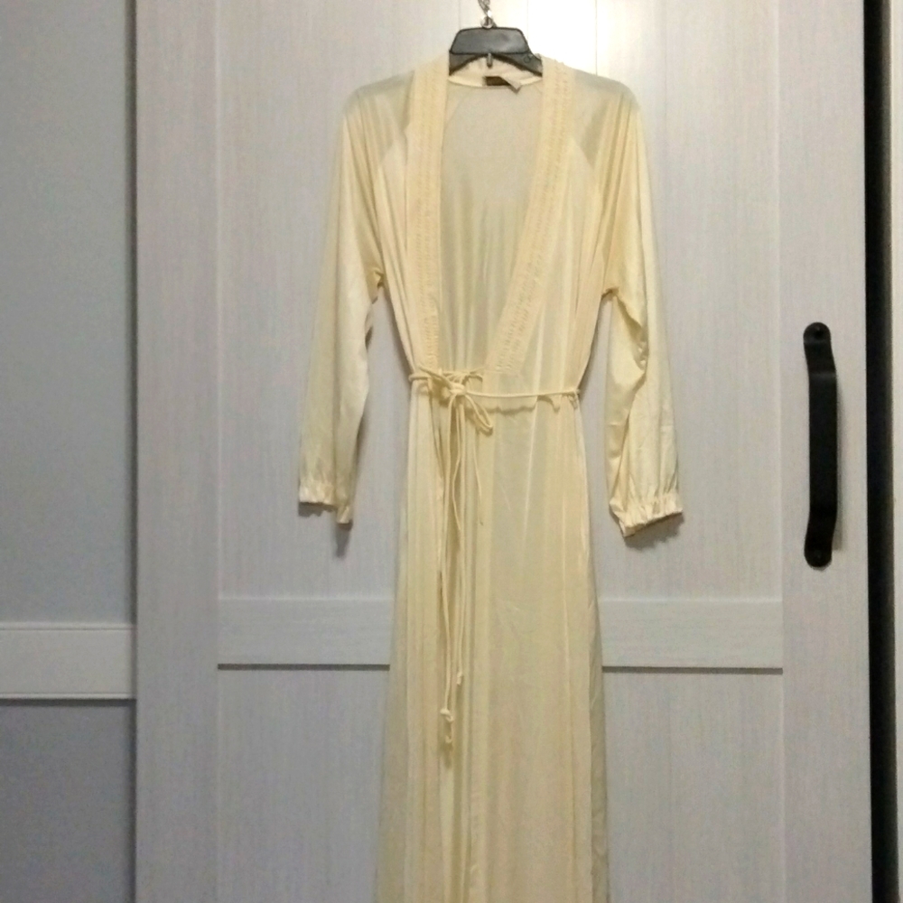 Vassarette lingerie sz M color yellow for tall in good condition